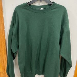 HANES GREEN CREWNECK STAPLE! IN SIZE XL.